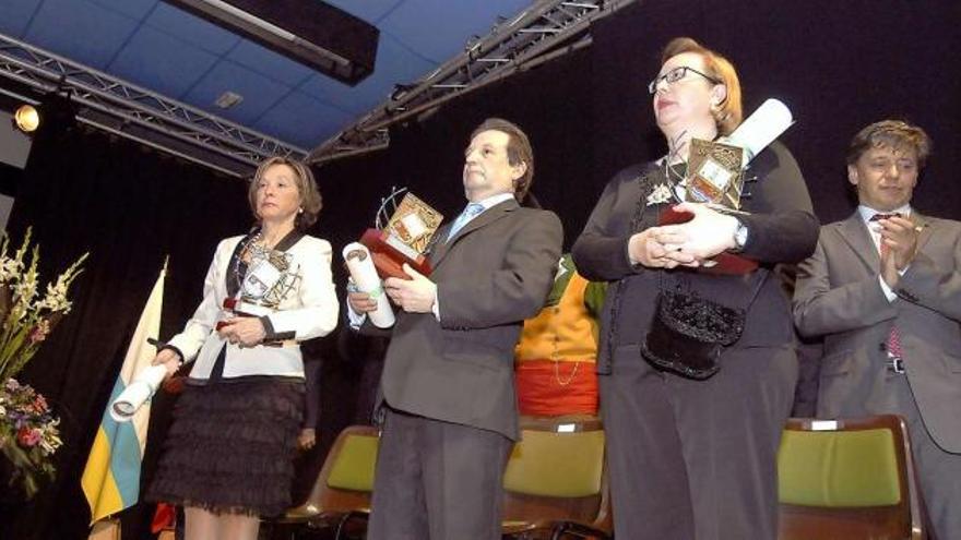 Por la izquierda, María José Álvarez, Alfredo Velasco y Rosa Pérez-Alonso, con sus distinciones.