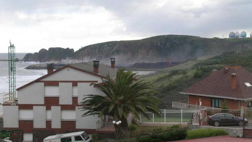 El parque de carbones, visto desde la urbanización de Xivares.