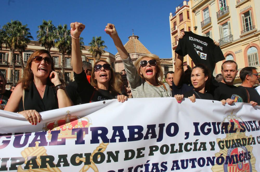 Bajo el lema #EquiparacionYa, más de trescientos de agentes de la Policía Nacional y de la Guardia Civil se han concentrado en la plaza de la Constitución