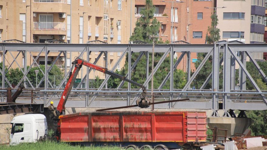 Troceado para chatarra: el puente del ferrocarril de Lorca ya es historia