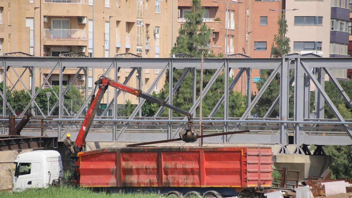 Un camión carga uno de los trozos del puente.
