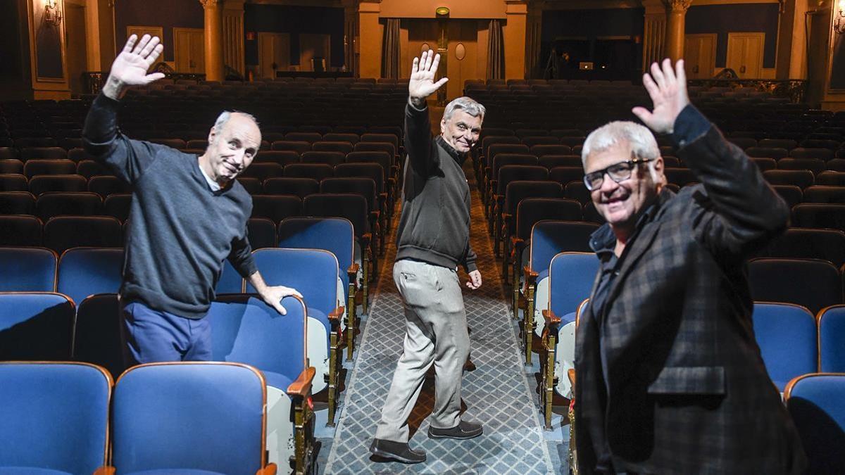 Paco Mir, Carles Sans y Joan Gracia, en el Coliseum, escenario de 'Hits, su último espectáculo.