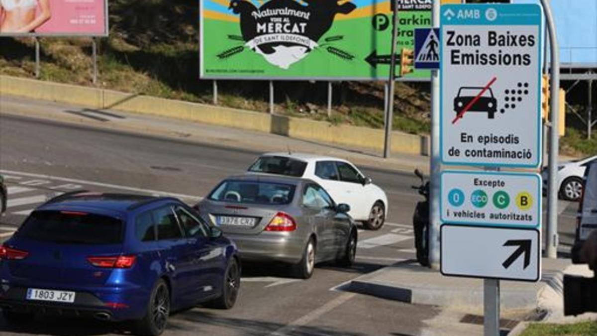 Rondas limpias 8Señales de zona de baja emisión a la altura del tanatorio de L'Hospitalet de Llobregat.