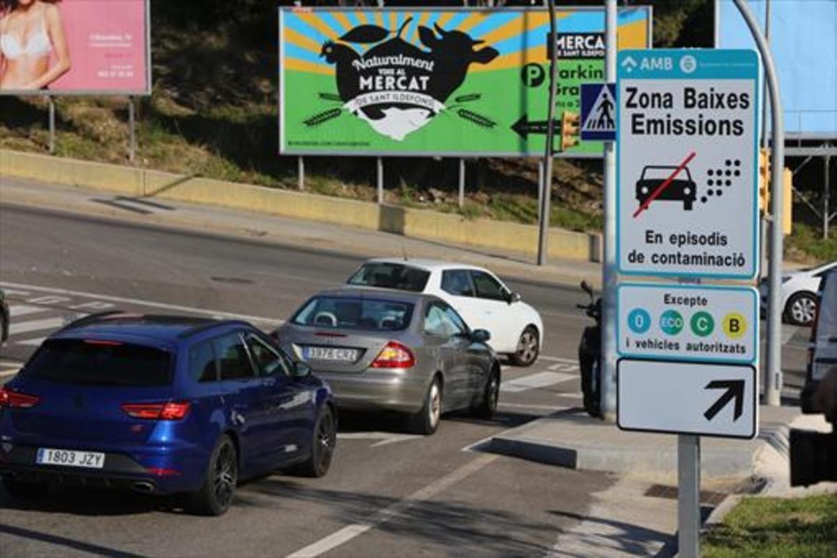 Señales de zona de baja emisión a la altura del tanatorio de L’Hospitalet de Llobregat.