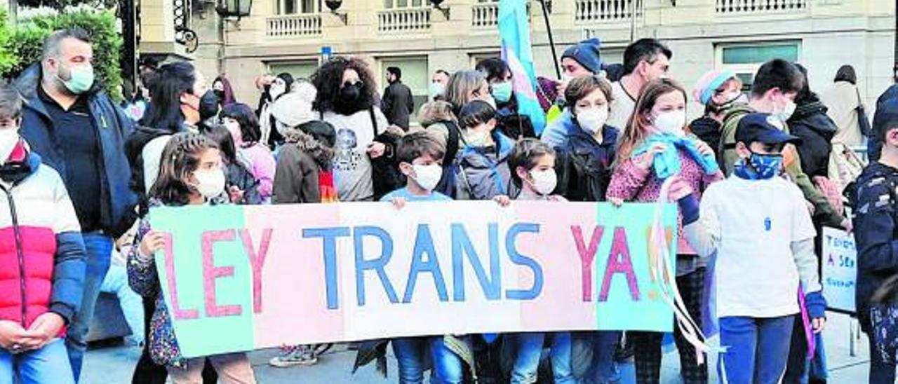 Imagen cedida por Chrysallis Canarias de una manifestación en defensa de la conocida como Ley Trans.