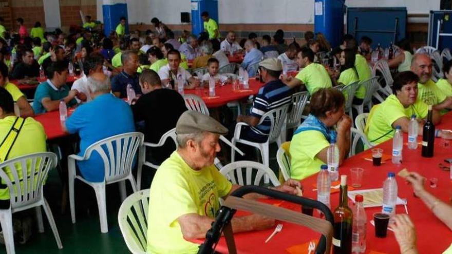 Zamoranos durante la comida solidaria, celebrada en el pabellón deportivo de La Josa.