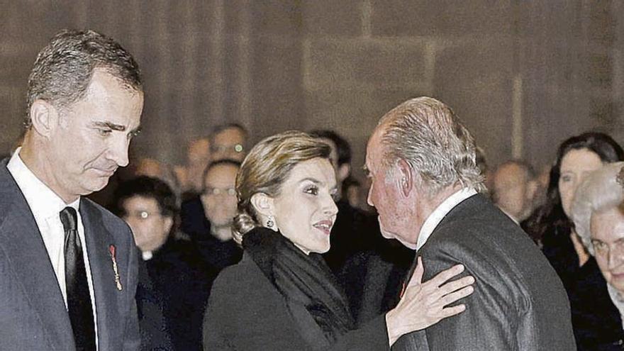 La Reina Letizia y el Rey Juan Carlos, junto a Felipe VI.  // Reuters