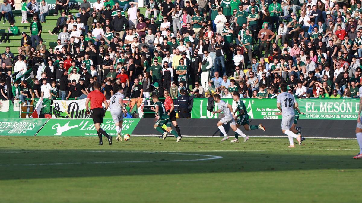 Afición de Preferencia durante el Cacereño-Avilés de la primera vuelta.