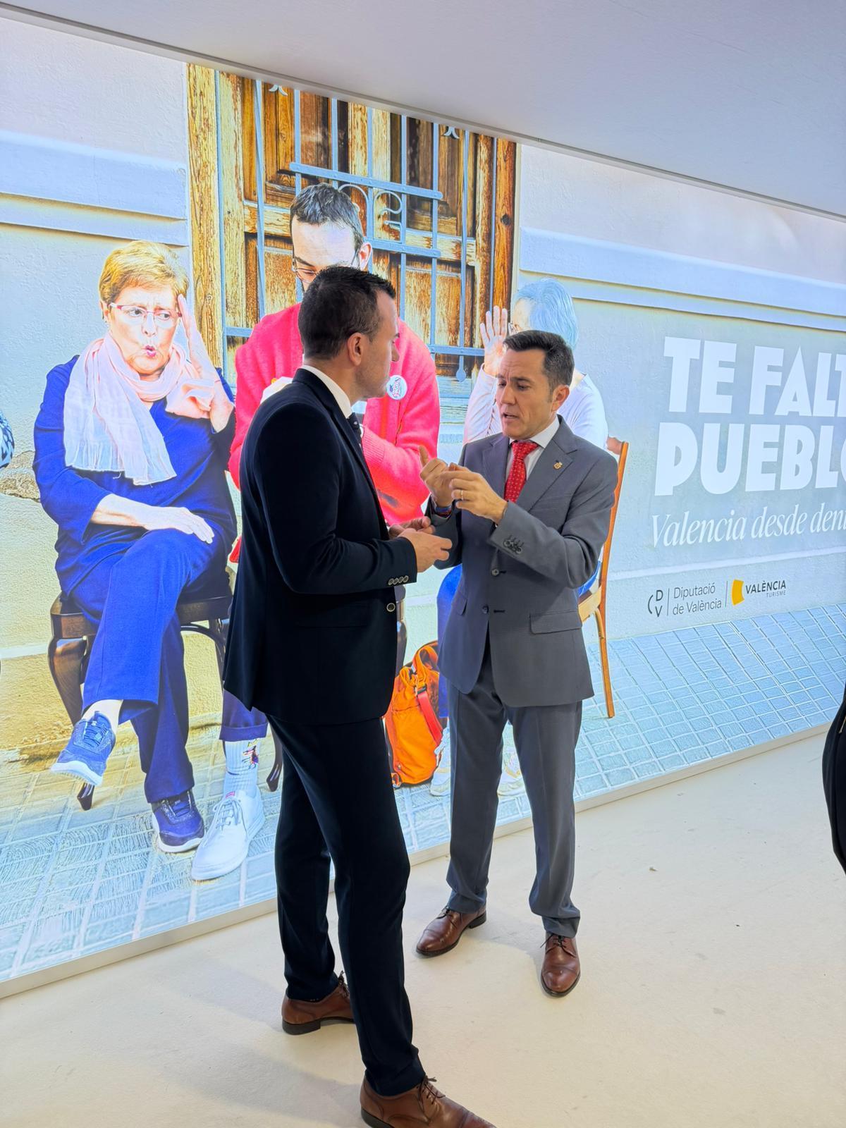 El alcalde junto a Mompó en Fitur.