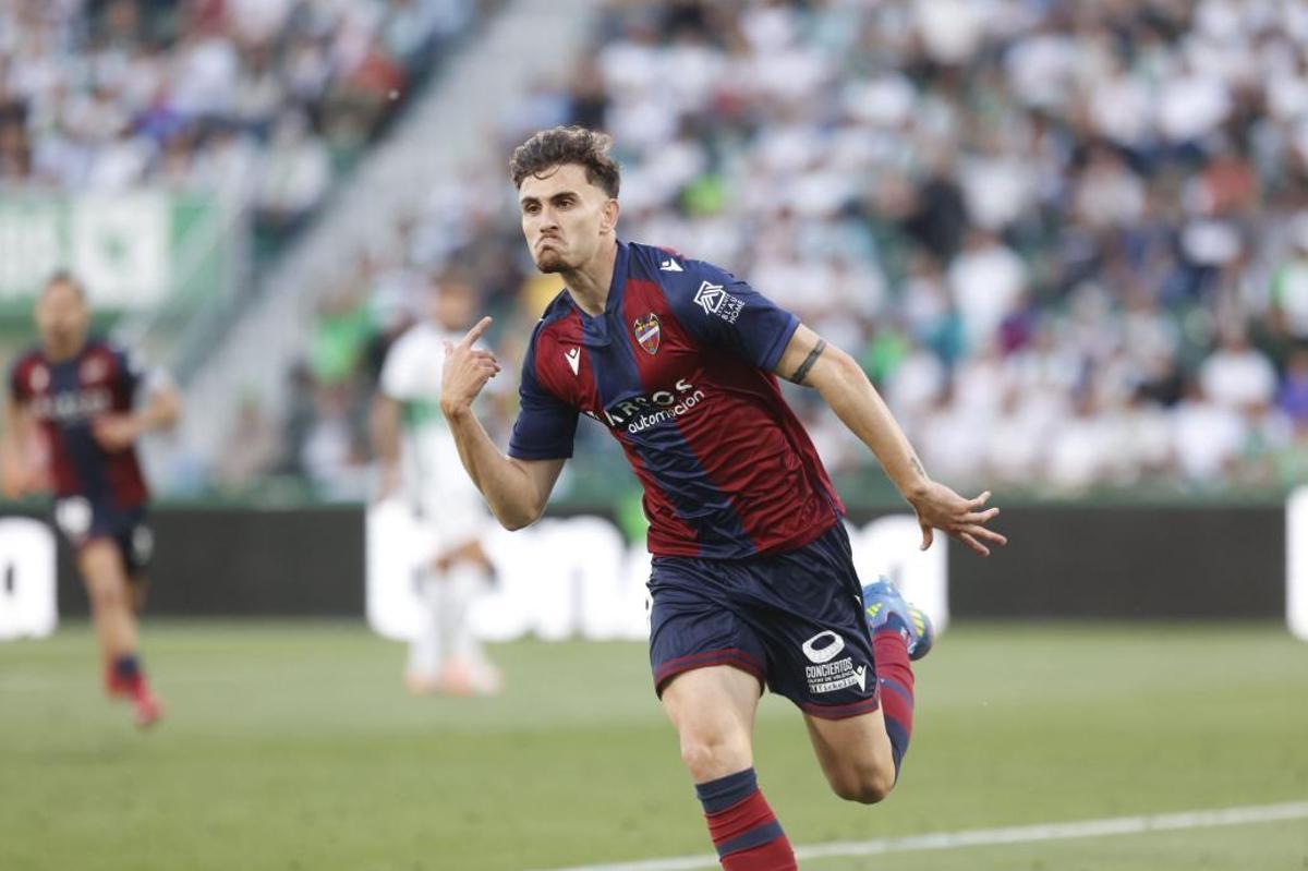 Forés celebra su tanto ante el Elche
