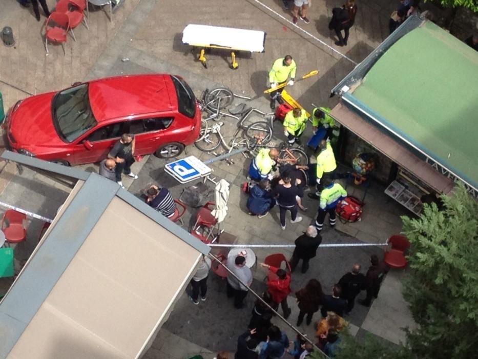 Un coche se estrella en las terrazas de Plaza Cetina