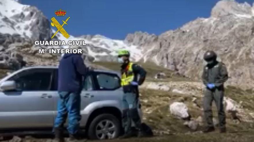 Denunciado por acampar con su coche en Picos de Europa, tras ser localizado por un helicóptero de la Guardia Civil