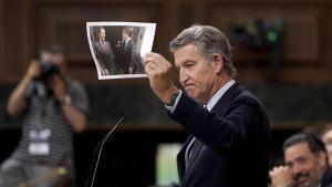 Alberto Núñez Feijóo muestra una foto en la que aparece con Zapatero. Comparecencia de Pedro Sánchez en el Congreso de los Diputados.Comparecencia de Pedro Sánchez en el Congreso de los Diputados.