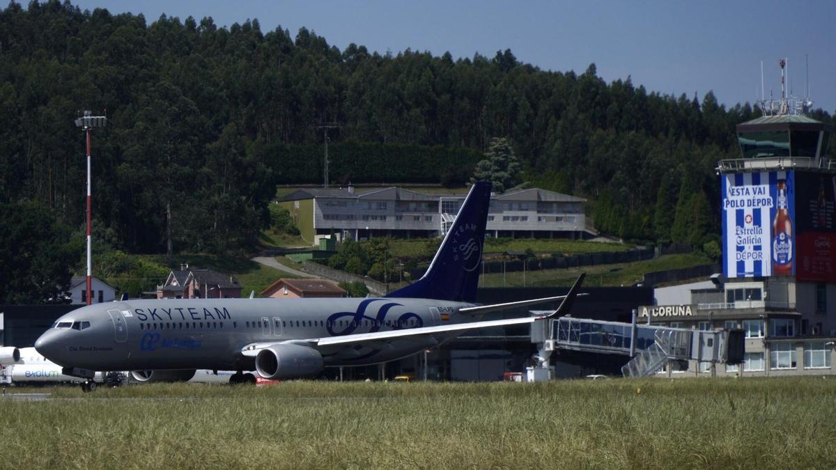 Un avión en el aeropuerto de Alvedro
