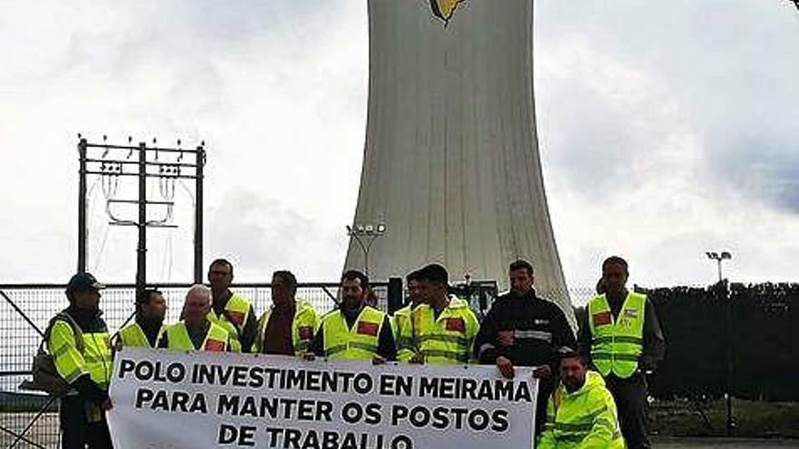 Trabajadores de Naturgy, ayer en una protesta ante la central térmica de carbón de Meirama (Cerceda).