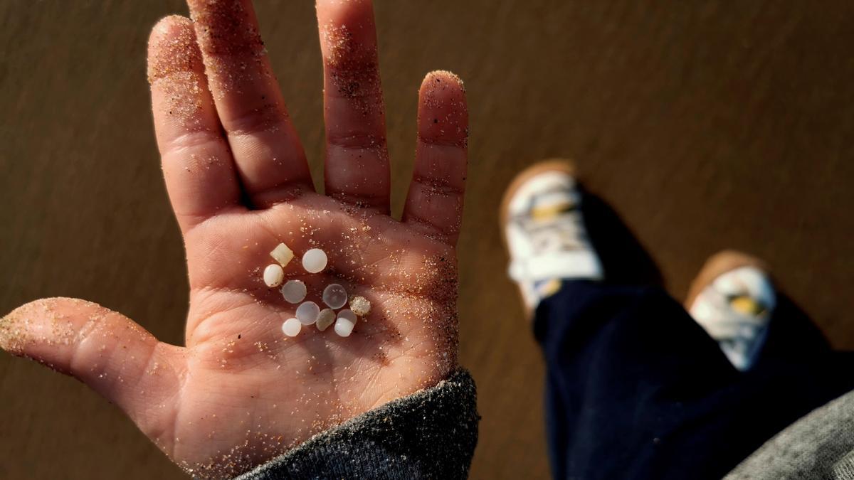 El mar arrastra cientos de bolitas de plástico a playas del norte de A Coruña.