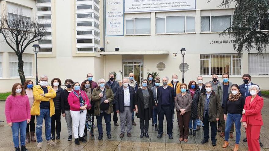 Foto de familia de exdirectores, miembros de la actual directiva, profesores, personal de administración y servicios, 
alumnos y exalumnos, ante la Escuela de Empresariales, en el campus histórico de Torrecedeira.  