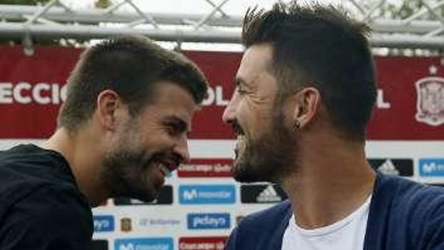 Piqué y Villa se saludan.