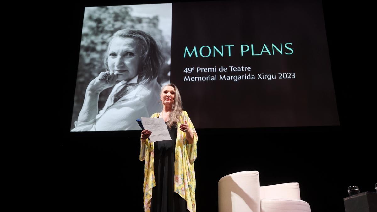L'actriu Mont Plans durant el discurs d'agraïment pel Premi Margarida Xirgu 2023