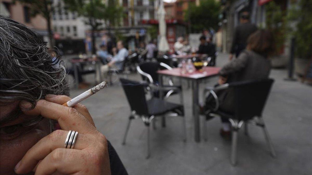 Las autonomías siguen a Galicia y ya se plantean si prohíben fumar en la calle