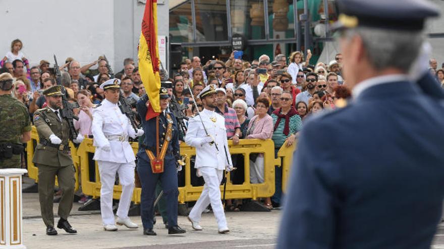 Dos momentos de los actos celebrados ayer en Las Palmas de Gran Canaria con motivo del Día de las Fuerzas Armadas.