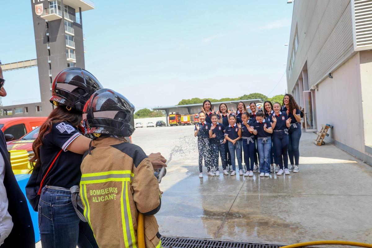 Visita al parque de Bomberos de la Belleas del Foc 2025 y sus damas de honor