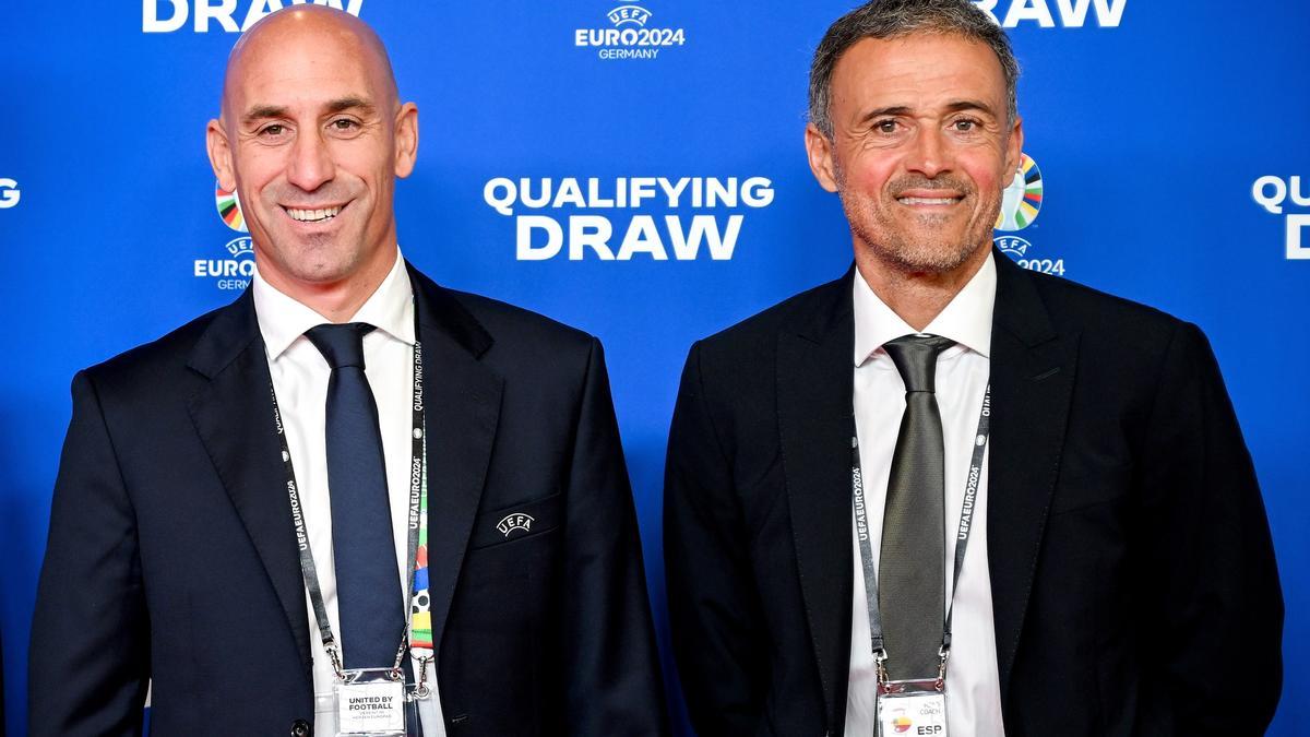 Luis Enrique posa junto al presidente de la RFEF, Luis Rubiales en el sorteo de la fase de clasificación para la UEFA Euro 2024
