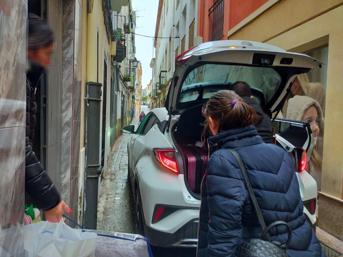 Compañeras de piso de la asesinada y la herida saliendo con sus pertencencias de la vivienda.