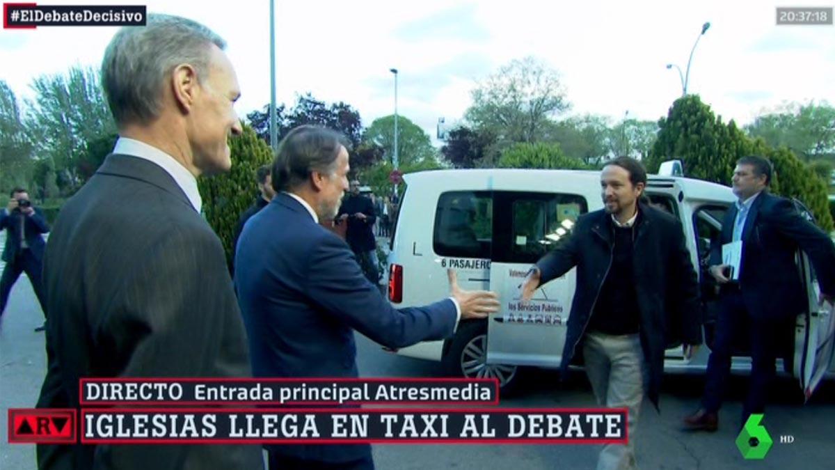 Pablo Iglesias llegó a Atresmedia en taxi.