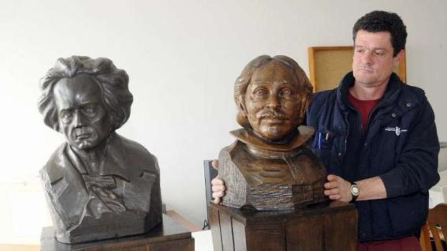 Los bustos de Ravella reciben un tratamiento contra las polillas en el Obradoiro de Emprego.  // Noé Parga