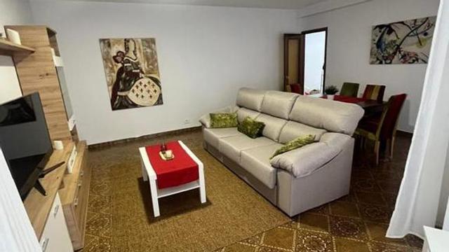 Salón de un piso turístico en Lalín que se ofrece en una plataforma digital. |
