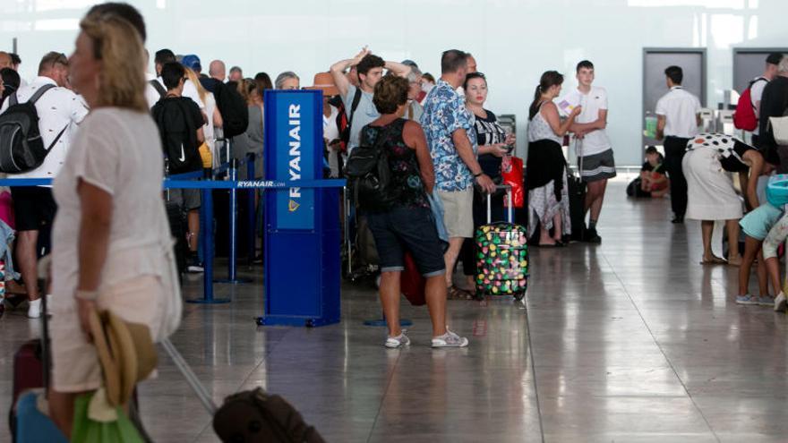 Pasajeros en el aeropuerto Alicante-Elche.