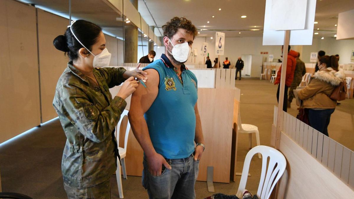Militares de la Brilat colaboran en la vacunación de la población entre 30 y 39 años.