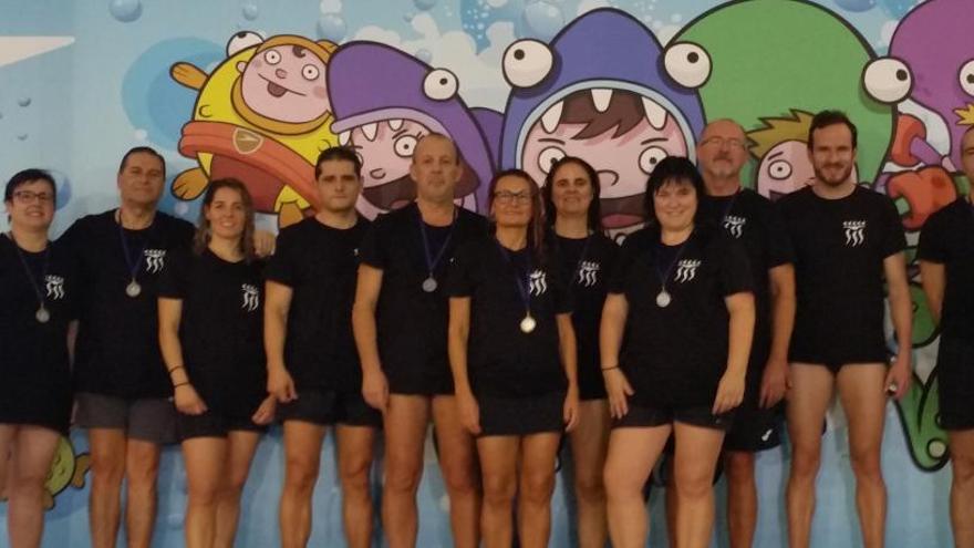 El Club Natación Elda Máster en la piscina de La Nucía.