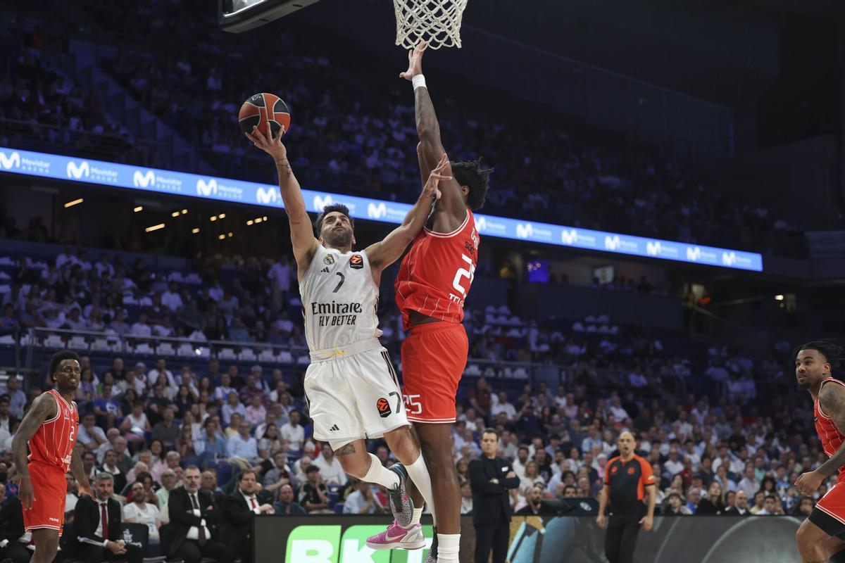 El base argentino del Real Madrid Facundo Campazzo (i) y el escolta estadounidense del Hapoel Tel Aviv Elijah Brigham Bryant (d) durante el encuentro correspondiente a los cuartos de final de la Euroliga disputado entre el Real Madrid y el Hapoel Tel Aviv, en el Movistar Arena de Madrid, este viernes 1 de mayo. EFE/ Kiko Huesca
