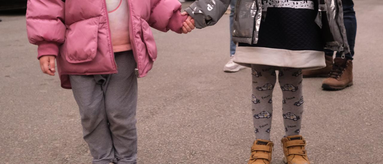 Dos niñas ucranianas a su llegada al centro de recepción en Elx.