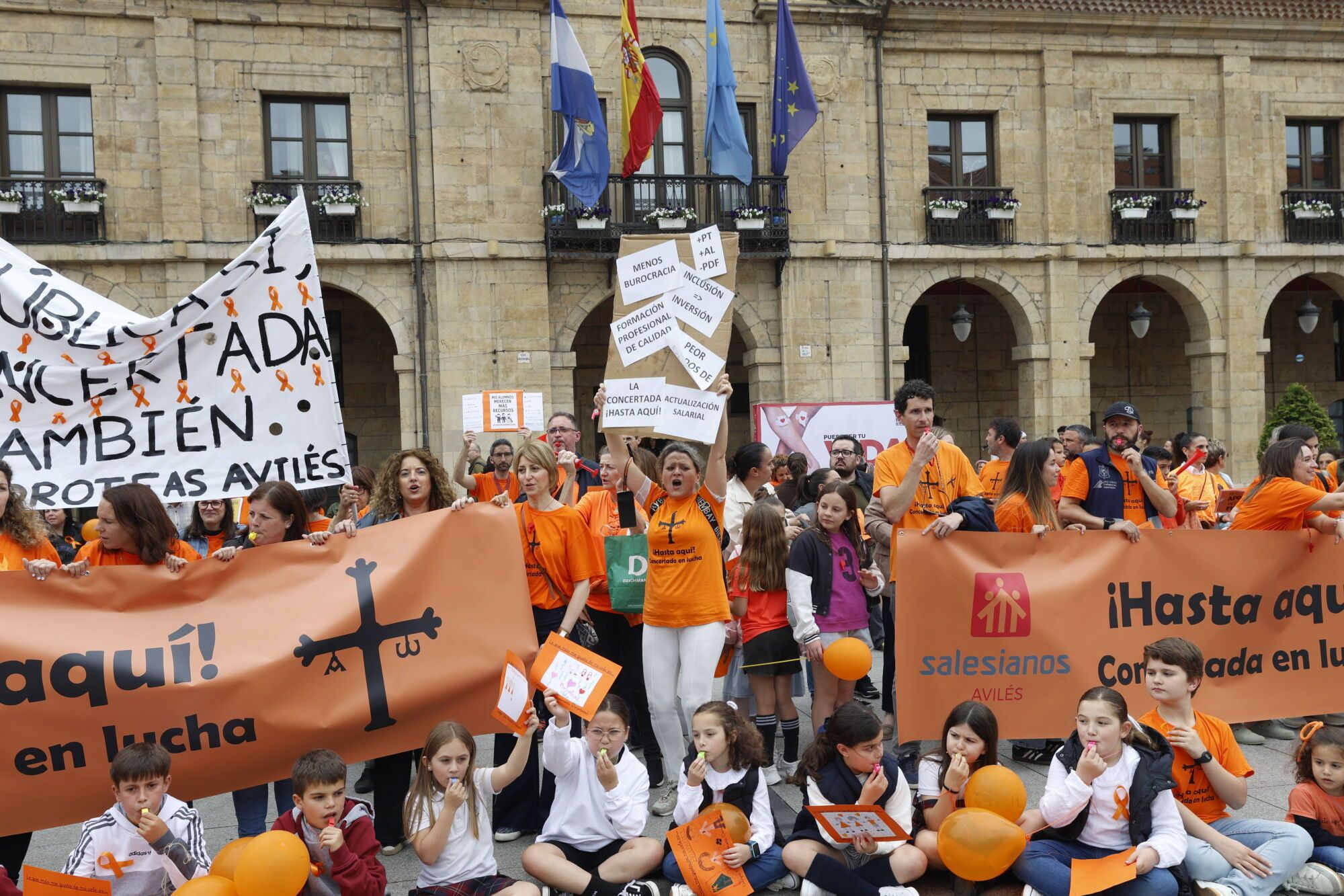 Así fue la concentración en Avilés de profesores y familias de los colegios concertados. 