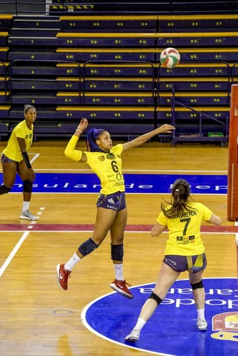 25-02-20 DEPORTES. CENTRO INSULAR DE LOS DEPORTES. LAS PALMAS DE GRAN CANARIA. Entrenamiento y foto de grupo del equipo femenino de volleyball IBSA 7 Palmas.    Fotos: Juan Castro.  | 25/02/2020 | Fotógrafo: Juan Carlos Castro