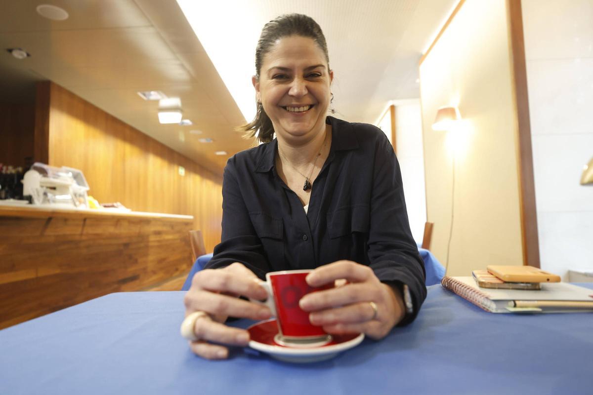 Lidia Fernández, en la cafetería de la Junta General del Principado, durante la entrevista