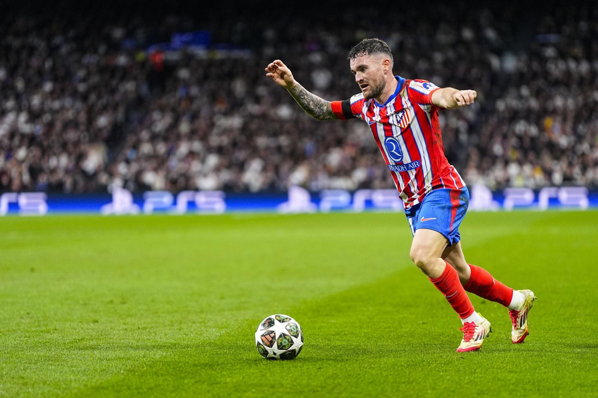 Javi Galan of Atletico de Madrid in action during the UEFA Champions League 2024/25  League Round of 16 First Leg match between Real Madrid CF and Atletico de Madrid, at Santiago Bernabeu stadium on March 04, 2025, in Madrid, Spain. AFP7 04/03/2025 ONLY FOR USE IN SPAIN. Oscar J. Barroso / AFP7 / Europa Press;2025;SPAIN;SPORT;ZSPORT;SOCCER;ZSOCCER;Real Madrid CF v Atletico de Madrid - UEFA Champions League 2024/25  League Round of 16 First Leg;