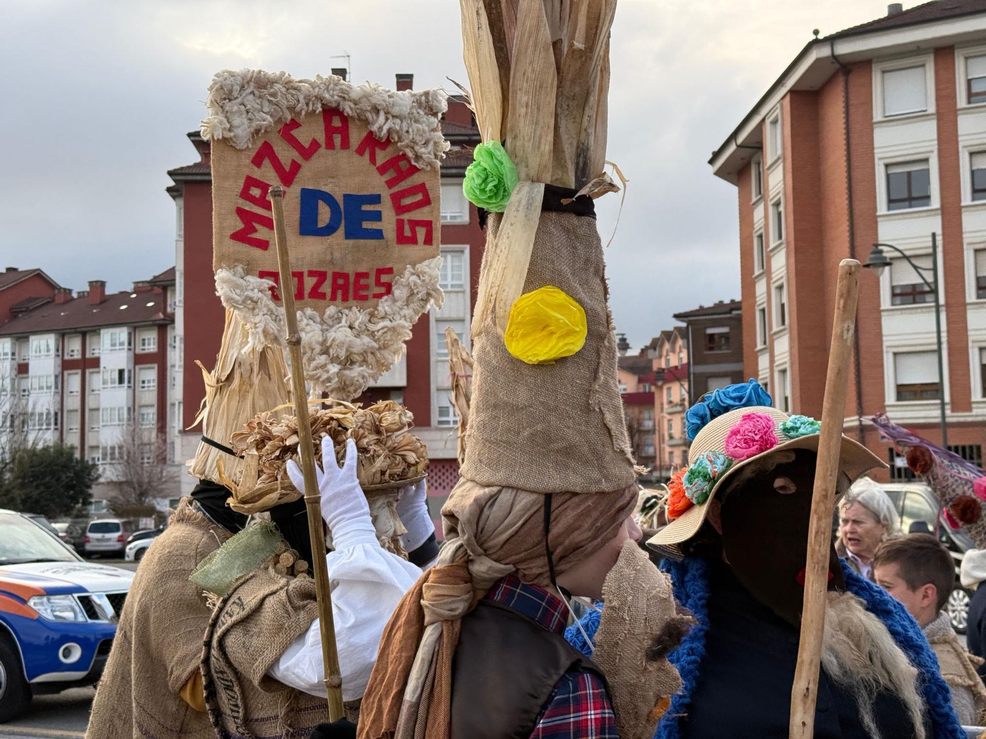 Lugones despide con desfile, música y chocolatada su carnaval