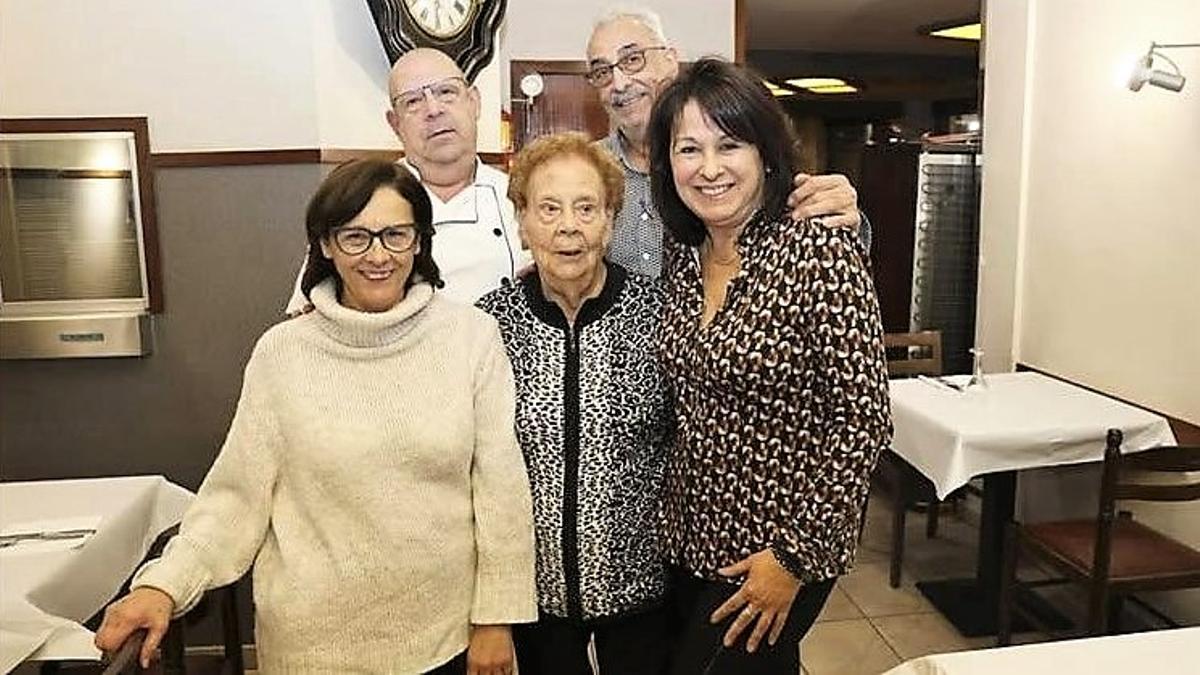 Josep y Ramon Planas, última generación al frente del restaurante Layon (Granollers), con sus familiares.