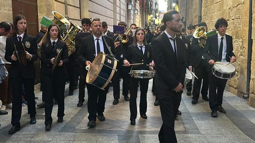 Orihuela se viste de luto para la Procesión del Santo Entierro con el Caballero Cubierto y La Diablesa