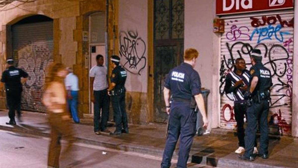 Agentes de la Guardia Urbana llevan a cabo una redada contra la prostitución en el Raval, el pasado martes.