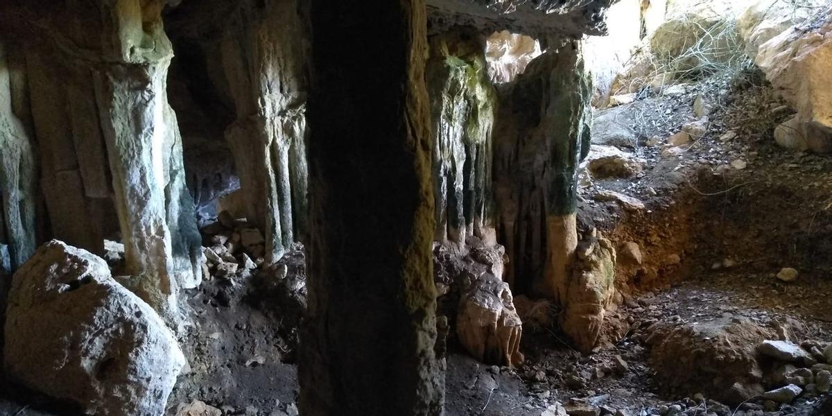 La Cova dels Diablets és un important jaciment prehistòric situat a la zona central de la Serra d’Irta.