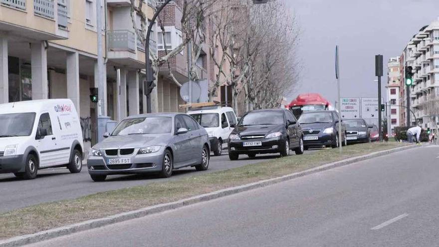 Abundante tráfico en la avenida de Cardenal Cisneros de la capital.