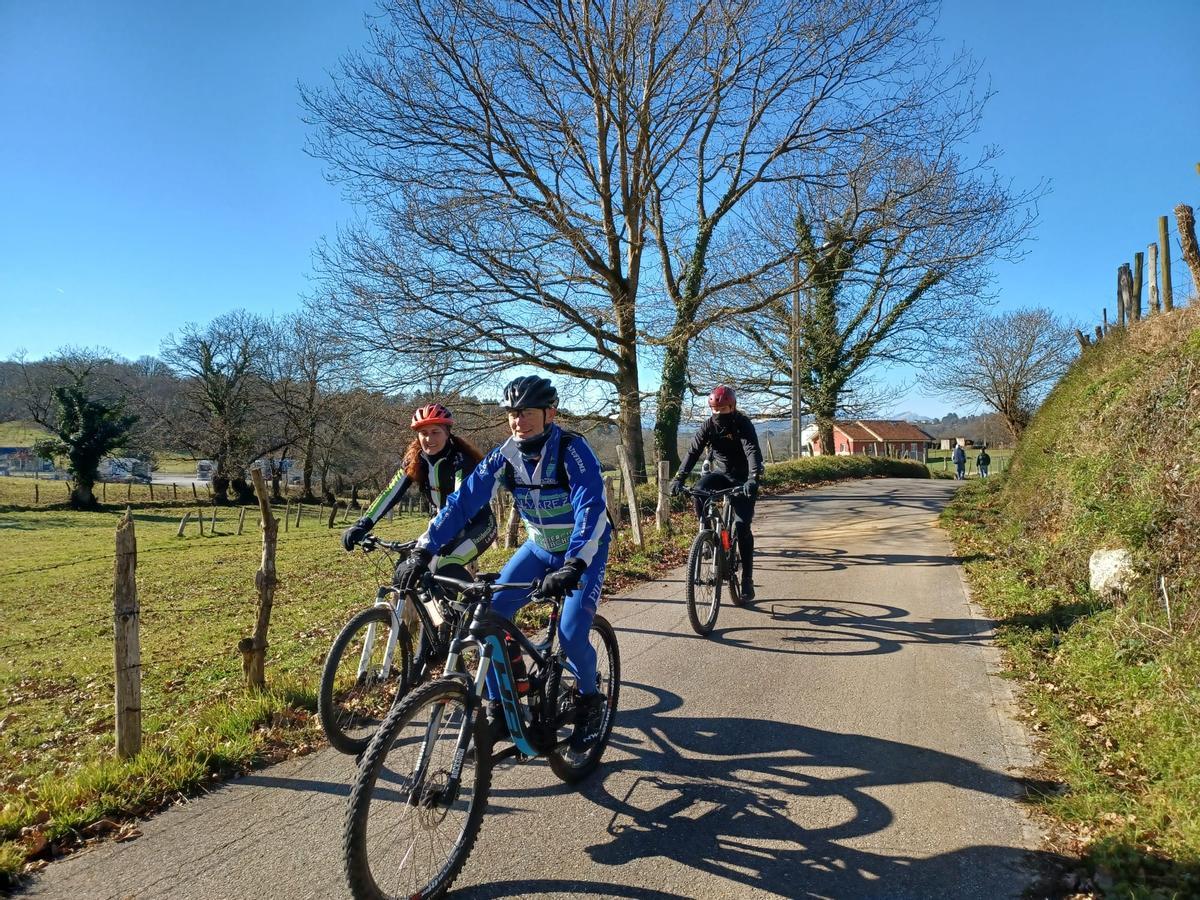 Cicloturistas en una senda en la zona de Aramil