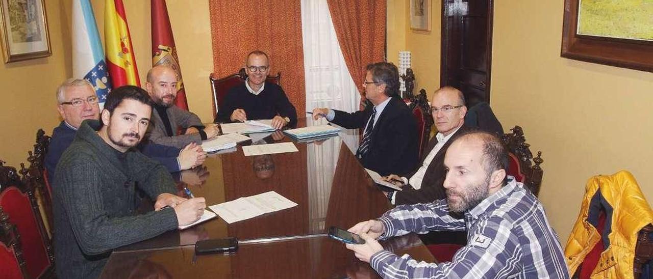 El alcalde Jesús Vázquez, con los portavoces de los grupos de la oposición durante la reunión celebrada ayer. // Iñaki Osorio
