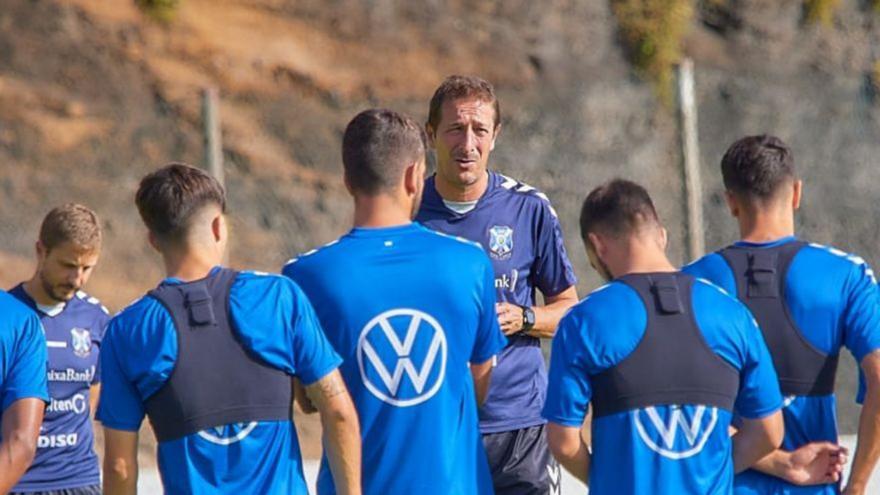 Luis Miguel Ramis, junto a varios futbolistas. | | CD TENERIFE