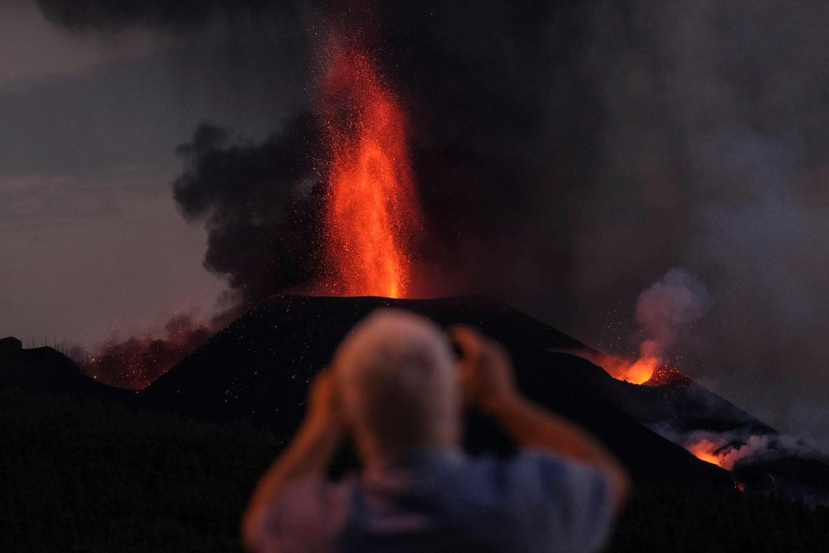 Las coladas del volcán de La Palma provocan nuevas evacuaciones de viviendas